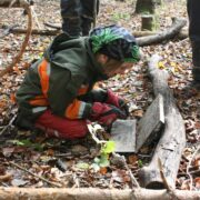 naturspielwald_waldschule_junge_am_waldcomputer